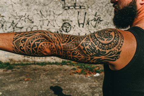 65 Tatuagens Maori no braço, peito e pernas para se inspirar