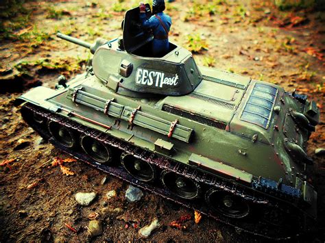 T34/76 Mod. 1940 -- Plastic Model Tank Kit -- 1/35 Scale -- #6092 pictures by vladtheimploder2002