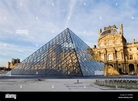 Pyramid of louvre hi-res stock photography and images - Alamy