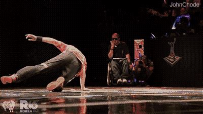 via GIPHY | Cool dance moves, Break dance, Everybody dance now