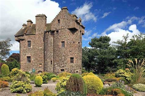 3 Best Castles to Visit in Dundee - Historic European Castles