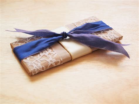 How to Gift Wrap a Chocolate Bar in Brown Paper and Lace: 8 Steps