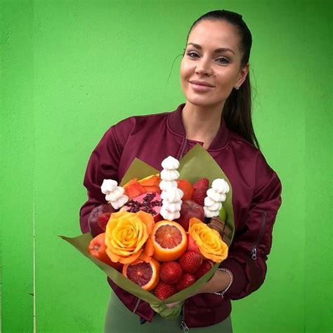 gorgeous Dasha with LunchBunch "Meringue Spear" in orange colours @dashbody_ | Фруктовые цветы ...