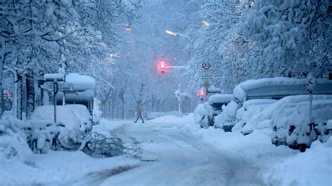 Snowstorm shuts Munich airport down | CTV News