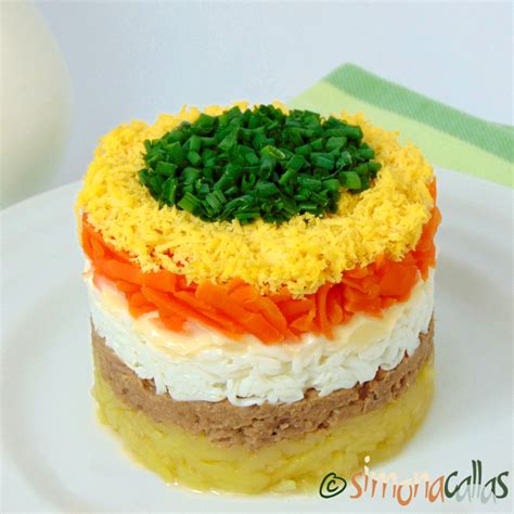 Salata Mimoza e un preparat festiv, atât prin compoziţie cât şi prin design. Ingredientul de ...