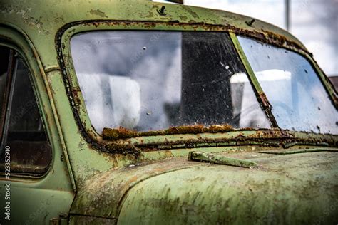 Classic, vintage truck, rat rod, with paint pealing off at the garage foto de Stock | Adobe Stock