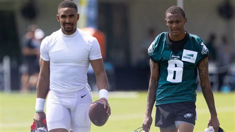 Eagles training camp: Jalen Hurts quizzes receivers on offense