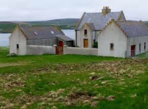 Vaila Farmhouse © Rude Health cc-by-sa/2.0 :: Geograph Britain and Ireland