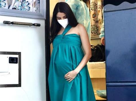 Anushka Sharma Pregnant| [NEW PHOTOS] Heavily pregnant Anushka Sharma looks regal in green as ...