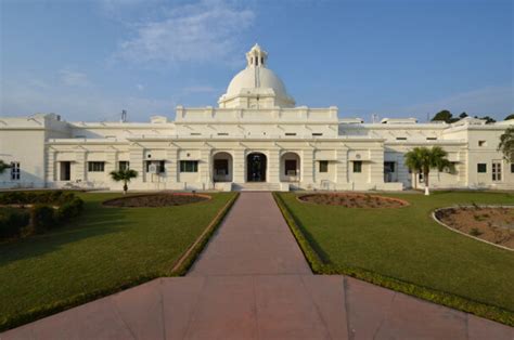 Top 10 Best Engineering Colleges in India 2023 - Fakoa