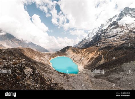 Lac bleu cristal caché le long du sommet de Salkantay trek (Inka Trail ...