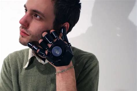 Will You Use Glove One Wearable Mobile Communication Device? - Tuvie Design