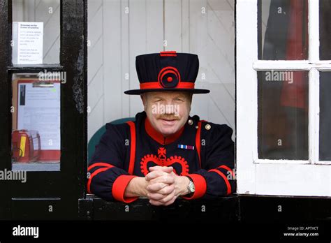 Yeoman warder uniform hi-res stock photography and images - Alamy