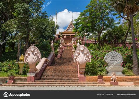 Wat Phnom in Phnom Penh — Stock Photo © mazzzur #162650746