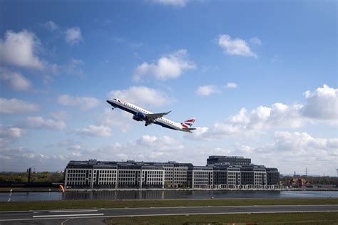 London City Flights Return in Sign of Pickup in Banking Trips - Bloomberg