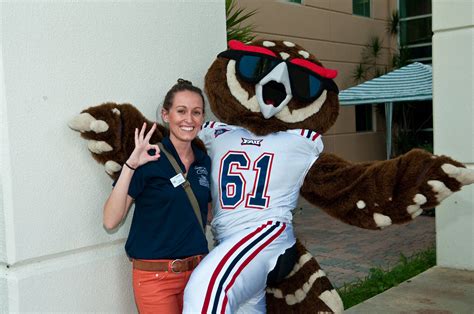 Fall Move In Day 2012 at FAU | FAU mascot, Owlsley helps stu… | Flickr