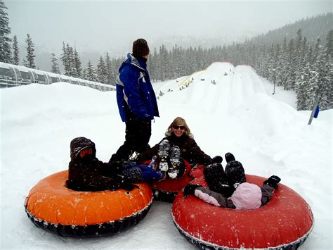 File:A family snow tubing at Keystone Resort in Colorado.JPG ...