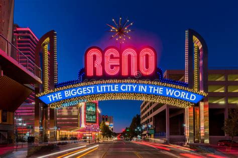 Reno Arch Välkomstecken I Reno Nevada På Dusk Redaktionell Arkivbild ...