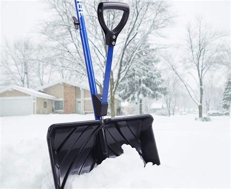 7 Best Snow Shovels Reviewed (Winter 2024)