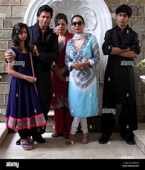 Shahrukh khan and family hi-res stock photography and images - Alamy