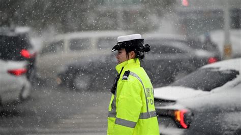 China’s northeast hit by unseasonable blizzard as heavy snow causes mass disruption | CNN