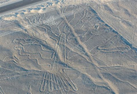 Cercetătorii au descoperit peste 100 de noi geoglife antice la platoul Nazca din Peru ...