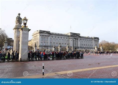 Changing of the Guard Ceremony at Buckingham Palace Editorial Photo ...