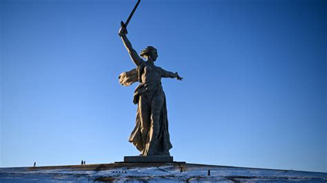 Russians Mark Stalingrad Anniversary in Shadow of Ukraine Conflict