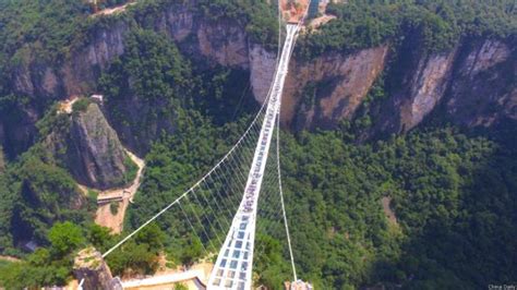 Jembatan kaca Cina ditutup sementara 13 hari setelah pembukaan - BBC News Indonesia