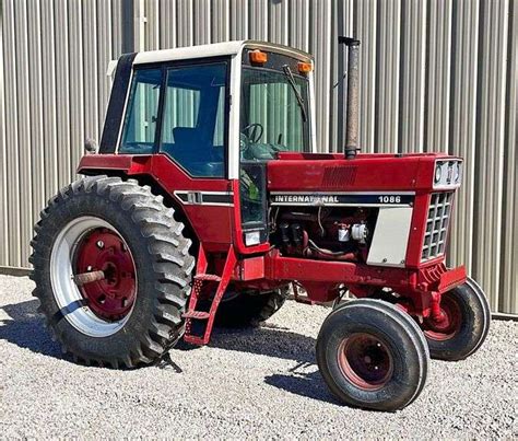 1981 International 1086 tractor - Schneider Auctioneers LLC