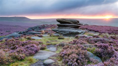 Sunrise at Over Owler Tor above Surprise View in the Peak District National Park, Derbyshire ...