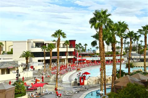 Mandalay Bay Pool: 31 Things You Should Know About The Pools at ...