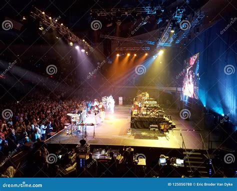 Earth, Wind & Fire: Live in Concert Editorial Stock Photo - Image of ...