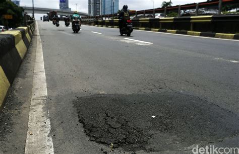 Duh! Jalan Rusak Jadi Penyebab Banyak Kecelakan Lalu Lintas di Jakarta