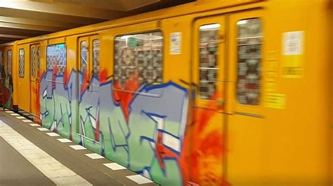 Graffiti-U-Bahn in Berlin: U4 fährt in Innsbrucker Platz ein - YouTube