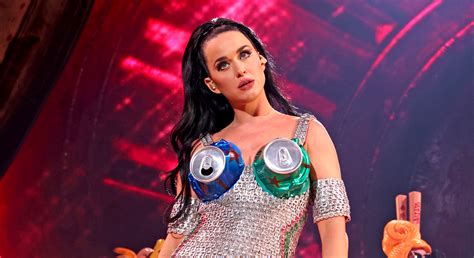 Conspiracy Theory: Katy Perry Is A Robot After She Glitches On Stage