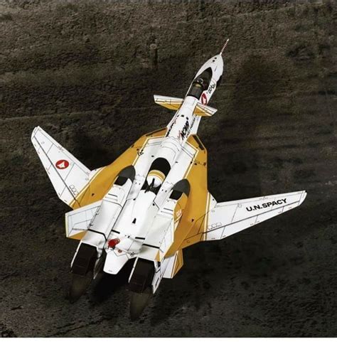 ปักพินโดย José Luis ใน Macross