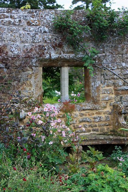 BROUGHTON CASTLE GARDENS | Beautiful gardens, Castle garden, Garden ...