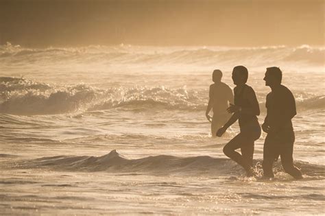 Bondi-beach-sunrise-people-H - Global Girl Travels