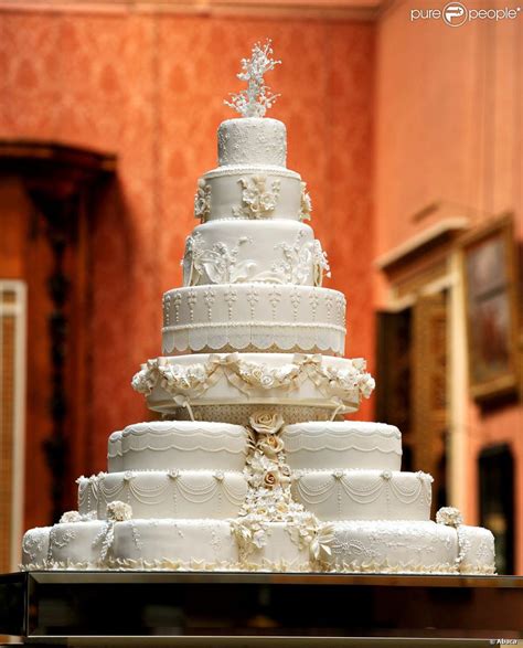 Le gâteau de mariage du prince William et Kate Middleton, oeuvre de la pâtissière Fiona Cairns ...