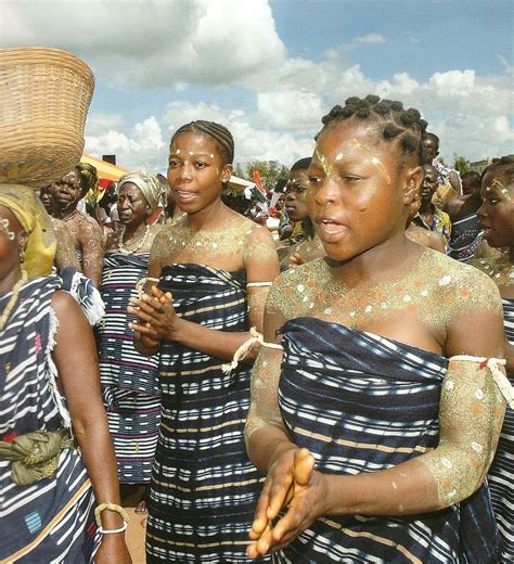 Adire African Textiles: Hand woven textiles in Cote D'Ivoire today..