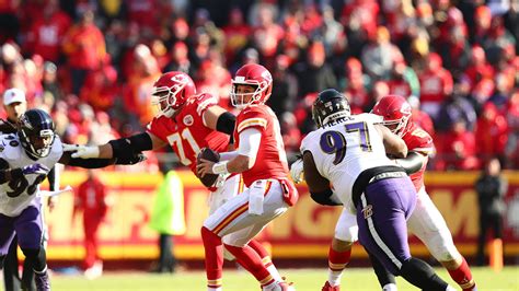 Can't-Miss Play: Patrick Mahomes' No-Look Pass to Demarcus Robinson