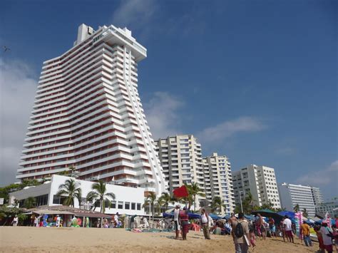 File:Crowne Plaza Hotel in Acapulco, Mexico.jpg - Wikimedia Commons