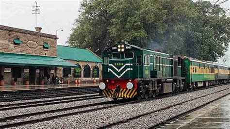 Railways decides to resume train operation for Karachi - Pakistan ...