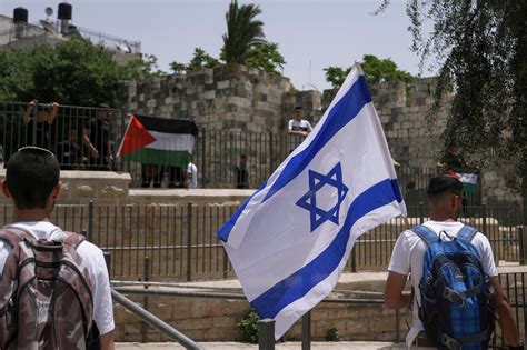 Israeli parliament votes in favour of bill outlawing display of ‘enemy’ flags | The Independent