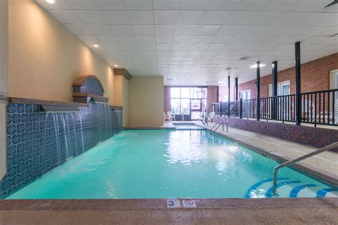 Ramada by Wyndham Topeka Downtown Hotel & Convention Center | Topeka, KS Hotels