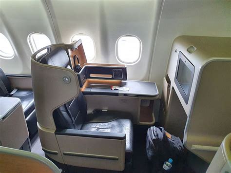 Qantas A330 Business Class Cairns to Sydney | Lux-Traveller