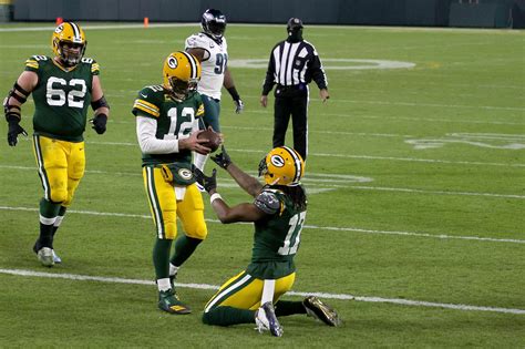 Aaron Rodgers hits touchdown milestone as Packers handle Eagles 30-16