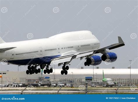 Jumbo Jet Landing Stock Photography - Image: 10217652