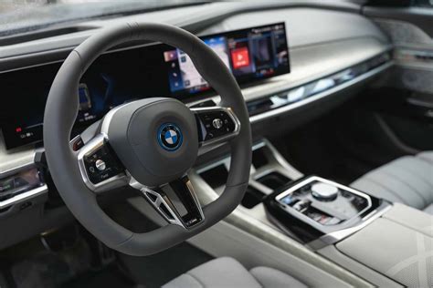 BMW i7 M Sport Pro Flaunts Two-Tone Paint, Cashmere Wool Interior